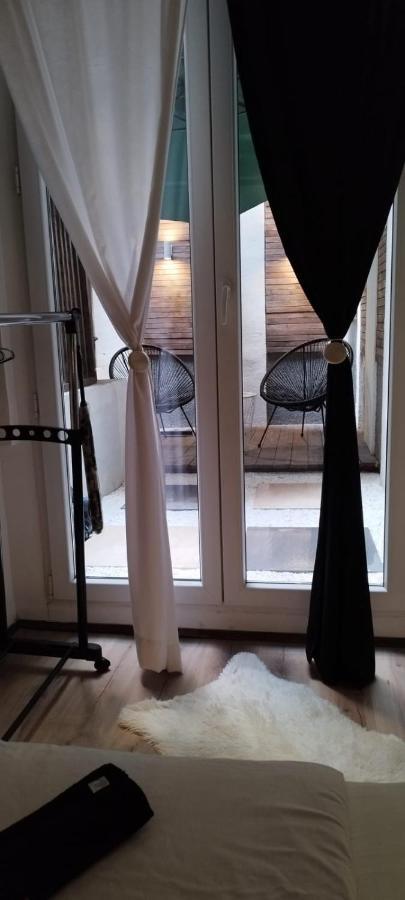 Black & White Centar Free Parking Apartment